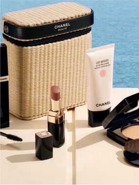 CHANEL Les Beiges Makeup Set & Bag